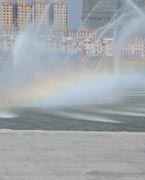 晉陽湖噴泉
　　晉陽湖公園是城市綜合型生態(tài)濱水公園，其景觀工程分為10大區(qū)域，有生態(tài)自然游覽區(qū)、僑鄉(xiāng)文化廣場區(qū)、古厝文化體驗(yàn)區(qū)、濕地生態(tài)科普區(qū)、城市文化廣場區(qū)、生態(tài)島休閑區(qū)、山林沙地游玩區(qū)和水上活動區(qū)。 