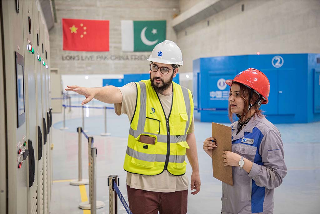 7月14日，巴方工作人員在卡洛特水電站-地下電廠檢查數(shù)據(jù)。 （人民網(wǎng)記者 薛丹攝）