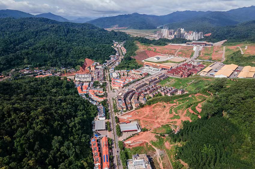 磨憨口岸俯瞰，右前方高層白色建筑群為老撾境內(nèi)。人民網(wǎng)記者 符皓攝