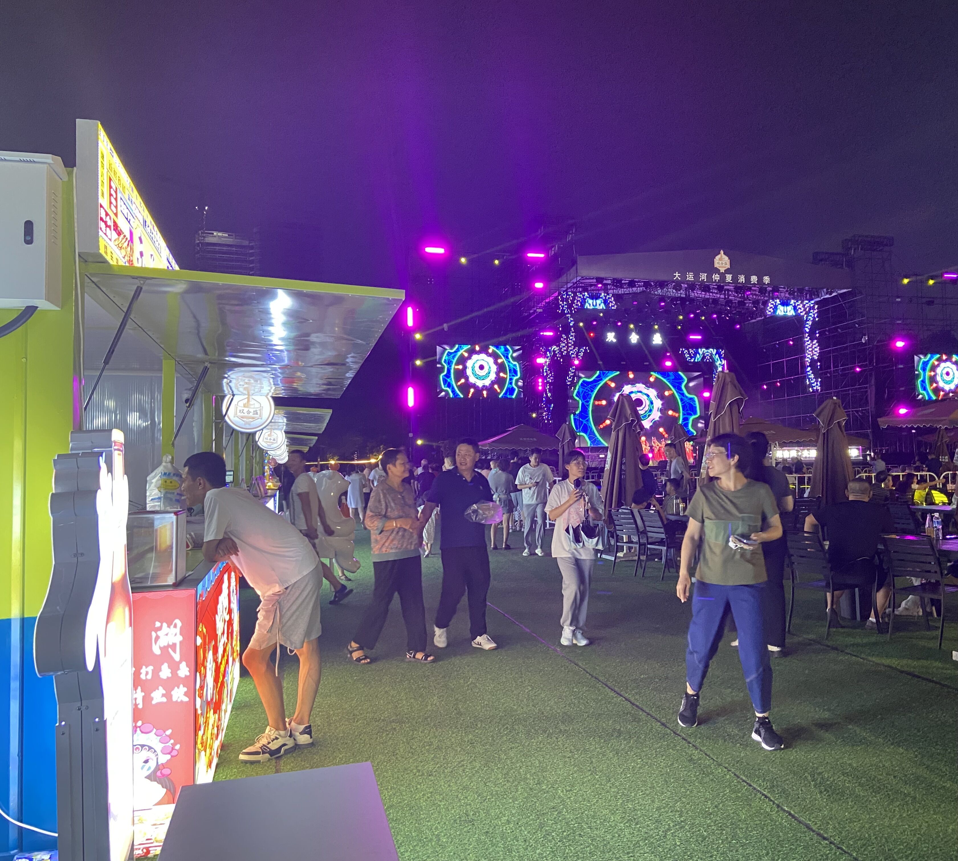8月16日，游客在大運(yùn)河仲夏消費(fèi)季現(xiàn)場(chǎng)觀看演出、品嘗美食。人民網(wǎng) 馮春昉攝