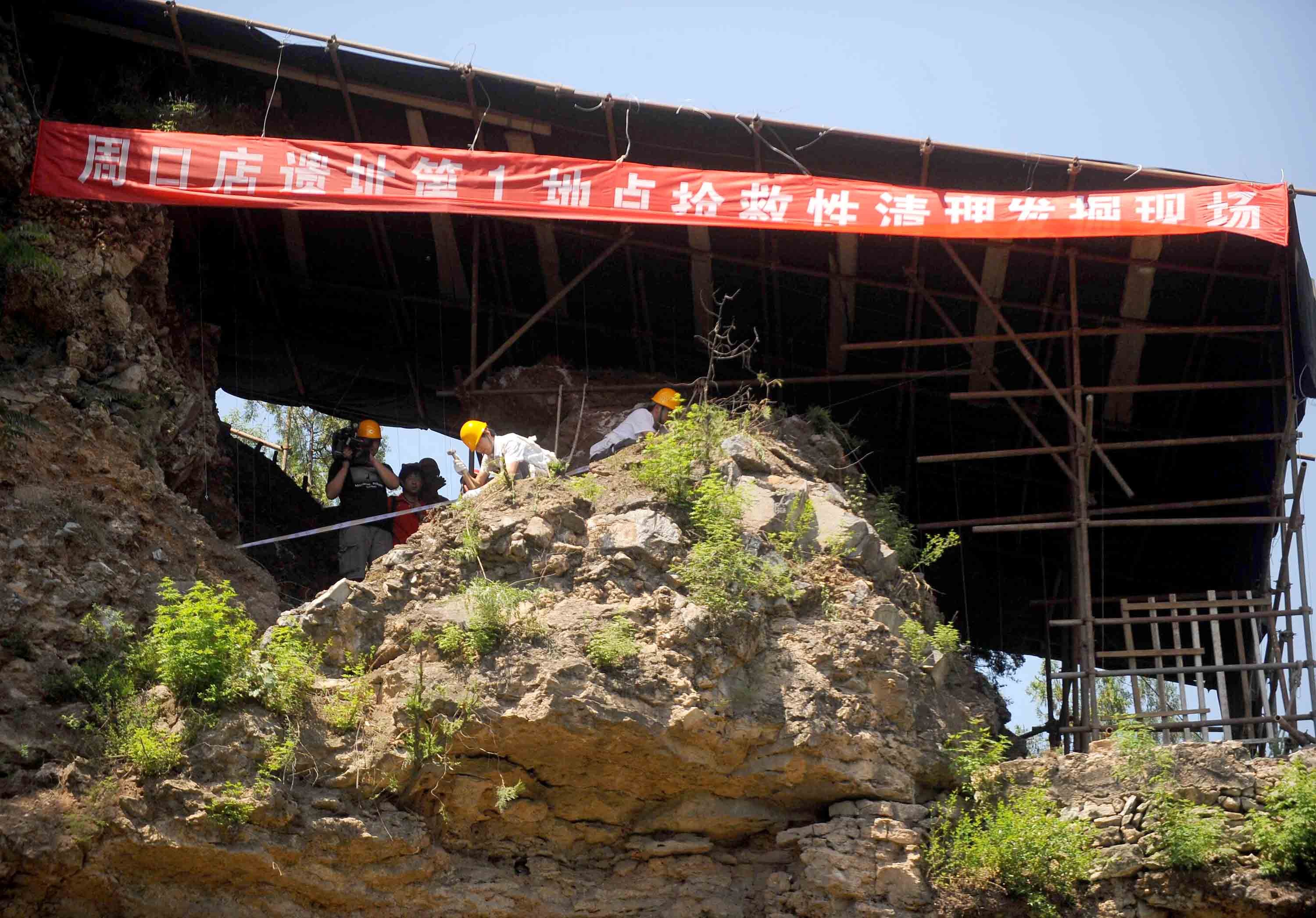 中國(guó)文化源遠(yuǎn)流長(zhǎng)，中華文明博大精深。中華文明探源工程等重大工程的研究成果，實(shí)證了我國(guó)百萬年的人類史、一萬年的文化史、五千多年的文明史。這是2009年6月24日，考古工作人員在北京周口店遺址第1地點(diǎn)進(jìn)行搶救性清理發(fā)掘工作。新華社記者 羅曉光 攝