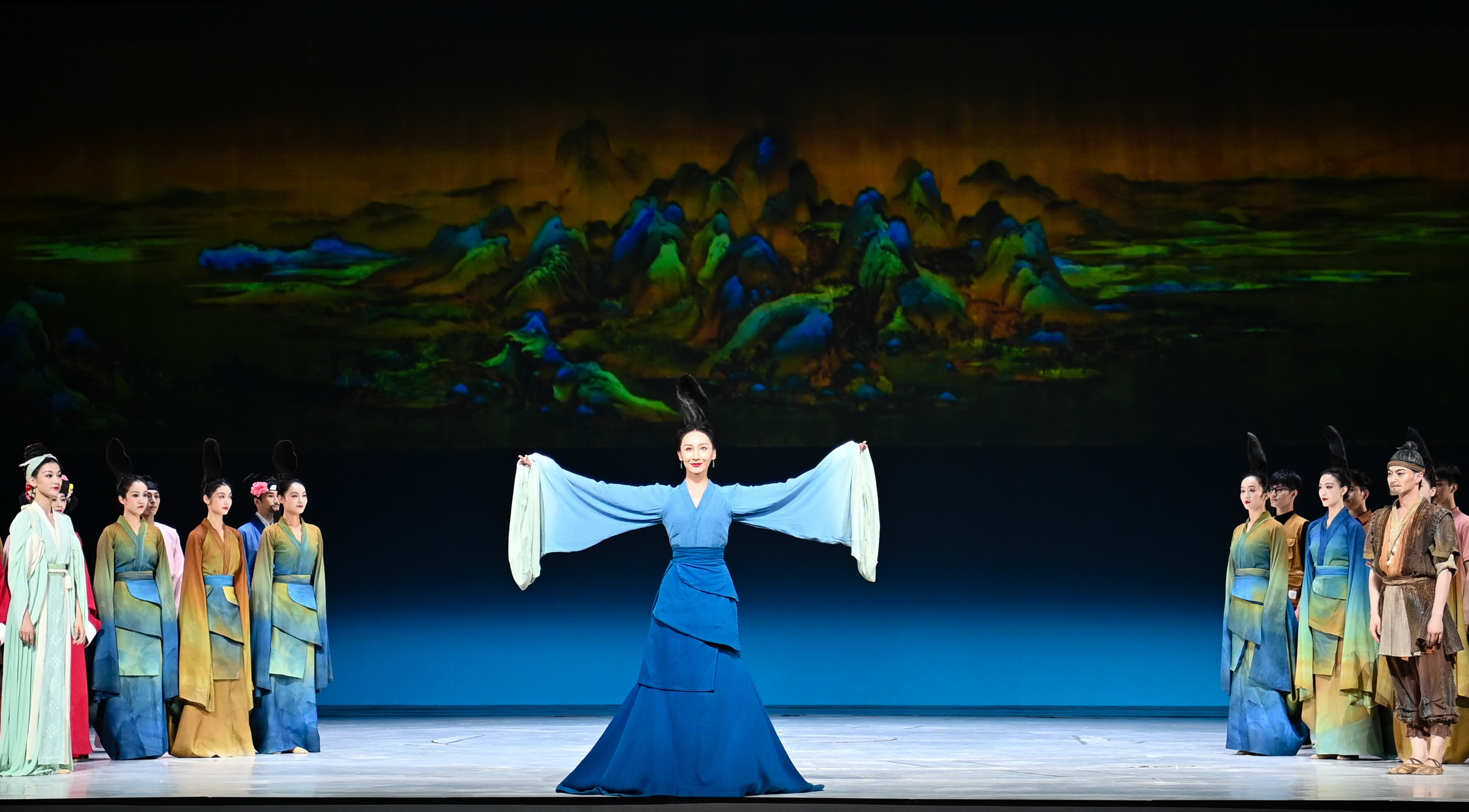 2023年7月20日，中國(guó)東方演藝集團(tuán)演員在烏魯木齊文化中心大劇院表演舞蹈詩(shī)劇《只此青綠》。新華社記者 李響 攝