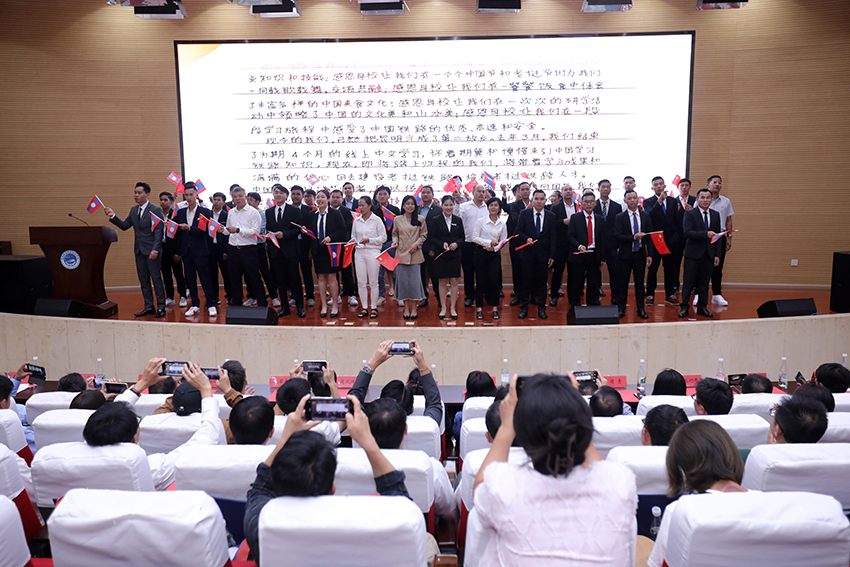 7月31日，昆明鐵道職業(yè)技術(shù)學院舉行援老撾鐵道職業(yè)技術(shù)學院項目教育能力建設(shè)教師培養(yǎng)班結(jié)業(yè)典禮。 昆明鐵道職業(yè)技術(shù)學院供圖