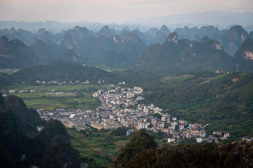 廣西層巒疊嶂，郁郁蔥蔥。 人民網(wǎng) 嚴(yán)立政攝